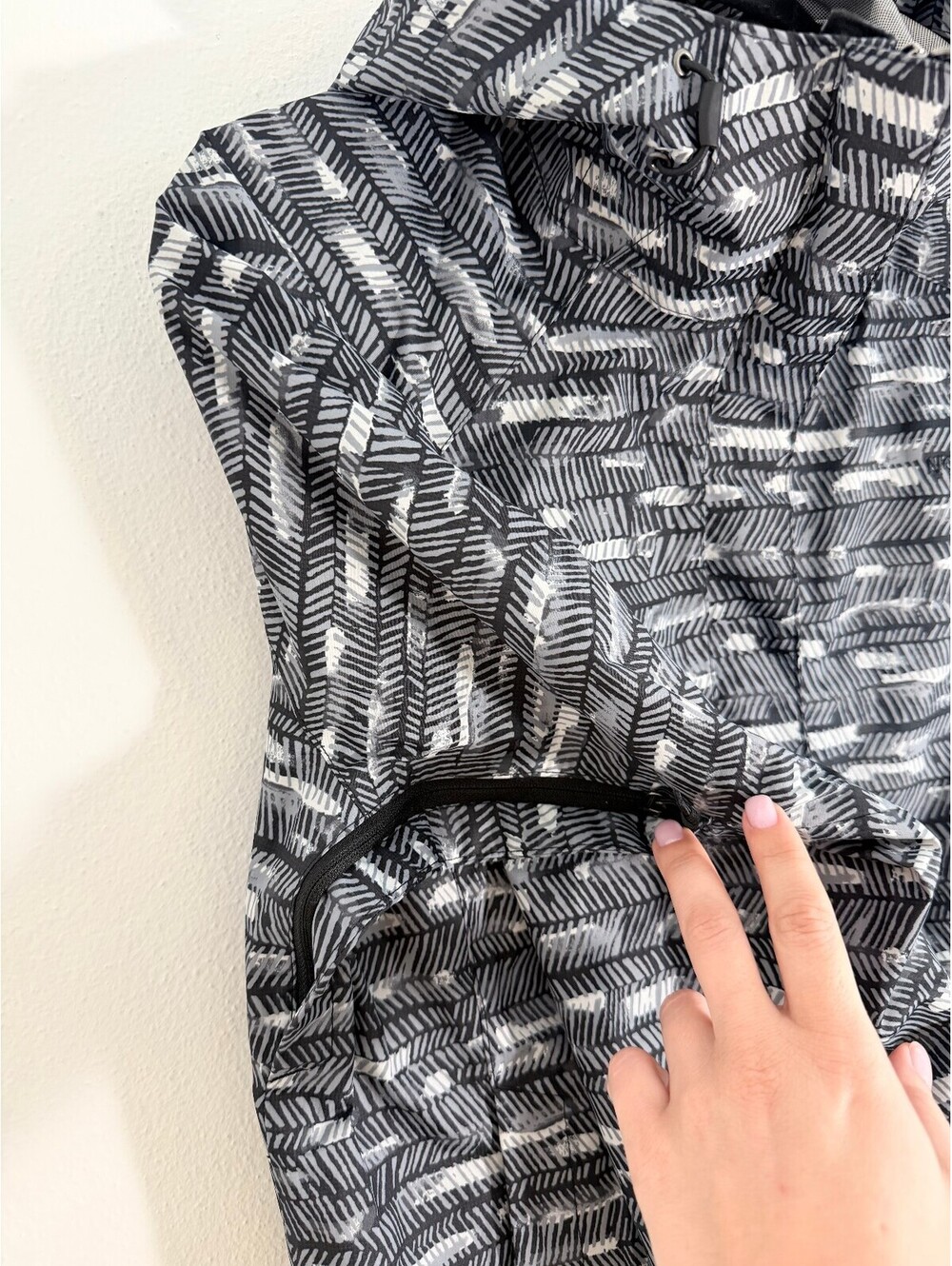 The North Face Women’s S Resolve 2 Geometric DryVent Rain Jacket - Picture 11 of 13